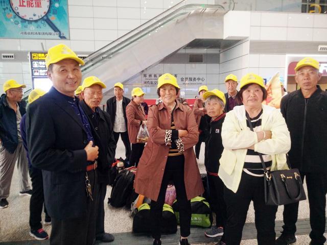河南农民老板返乡致富,花百万包飞机请千名员工父母出国旅游